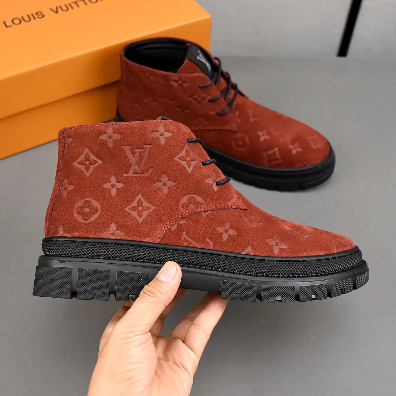 PP leather 230 gross 250👟👟👟LOUIS VUITTON LV donkey brand new thick-soled lace-up big-toe shoes men's casual shoes high-top short boots. These boots are made of waterproof nubuck to create a lightweight and comfortable shoe body. The trendy attitude of being both strong and soft makes it an everyday choice. ✔Upper: imported nubuck leather ✔Lining: sheepskin or wool ✔Outsole: molded outsole Size: 38-44